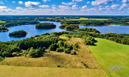 Baugrundstück mit inspirierendem Panoramablick auf drei Seen.