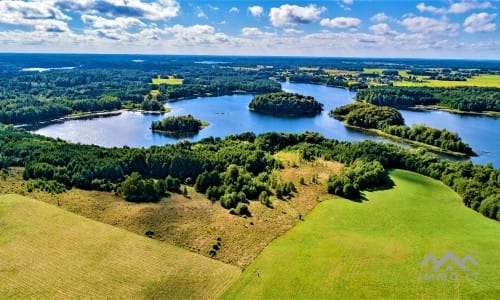 Baugrundstück mit inspirierendem Panoramablick auf drei Seen.