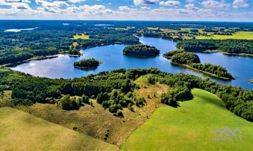 Baugrundstück mit inspirierendem Panoramablick auf drei Seen.