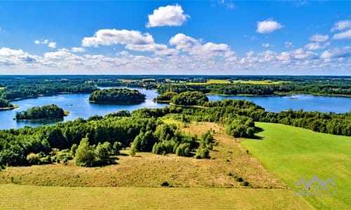Baugrundstück mit inspirierendem Panoramablick auf drei Seen.
