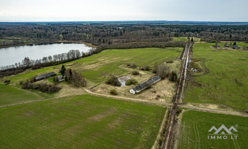 Gehöft am Balvis-See