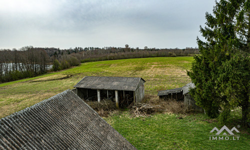 Gehöft am Balvis-See